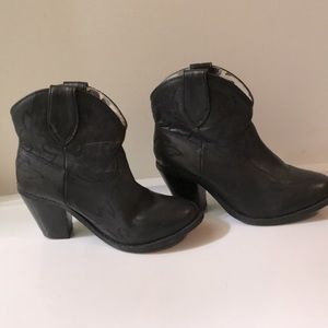 Black cowboy booties, Dingo